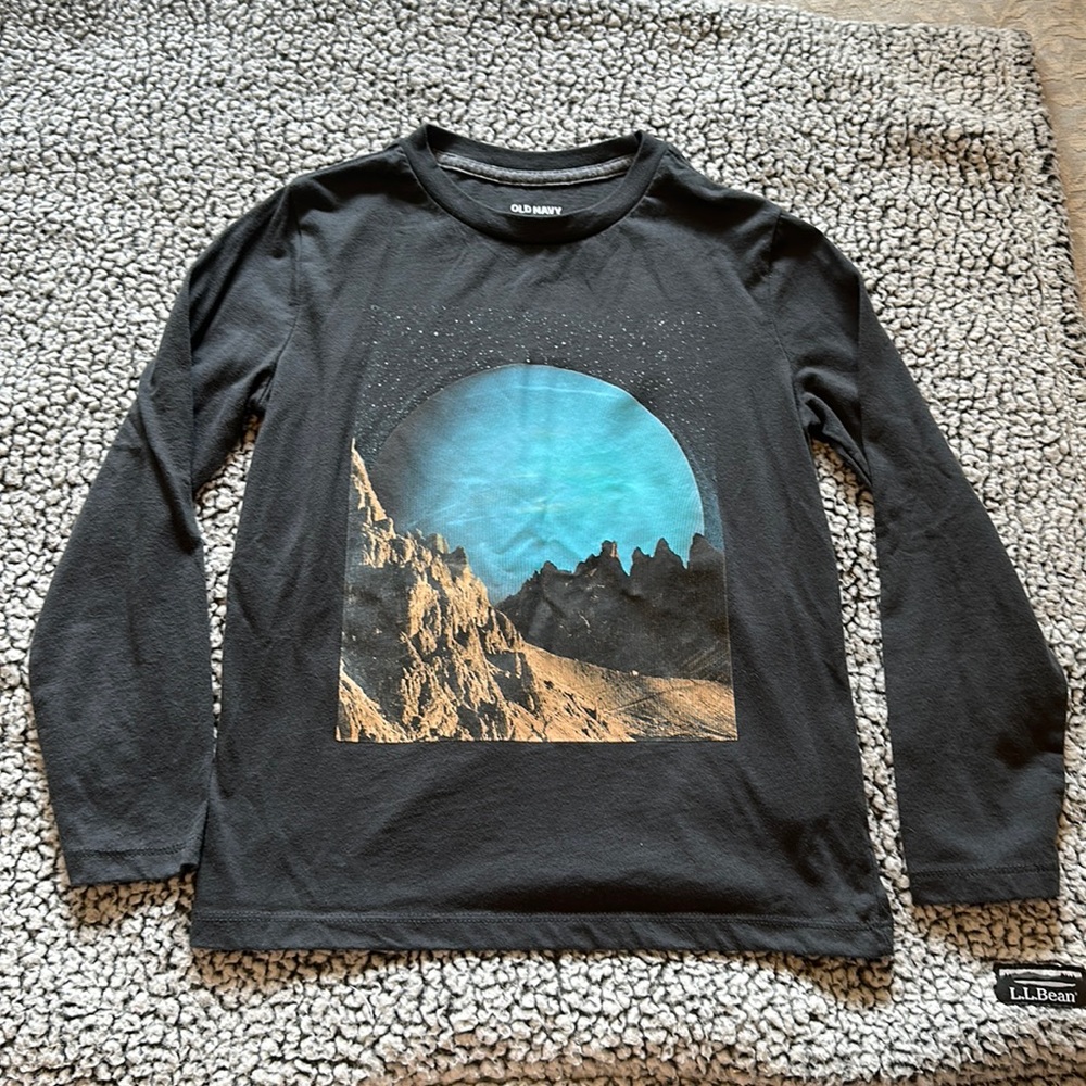 Old Navy, boys long tee, size 8 (mediums)